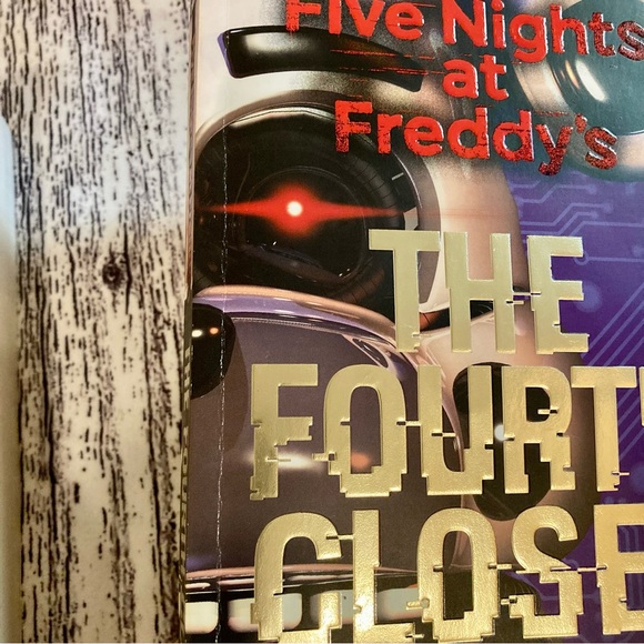 Five Nights Of Freddy’s Lot of 2 Paperbacks The Twisted One & The Fourth Closet - Picture 9 of 9